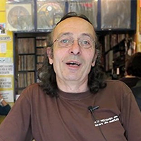 Contact disquaire Paris - équipe Crocodisc en boutique
